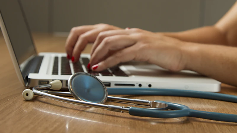 Estetoscópio ao lado de notebook usado na gestão de uma clínica