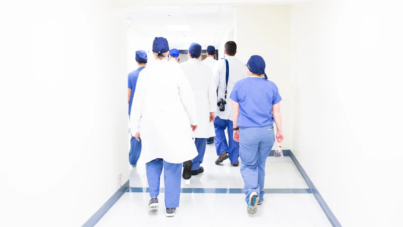 Equipe médica caminhando por corredor de clínica