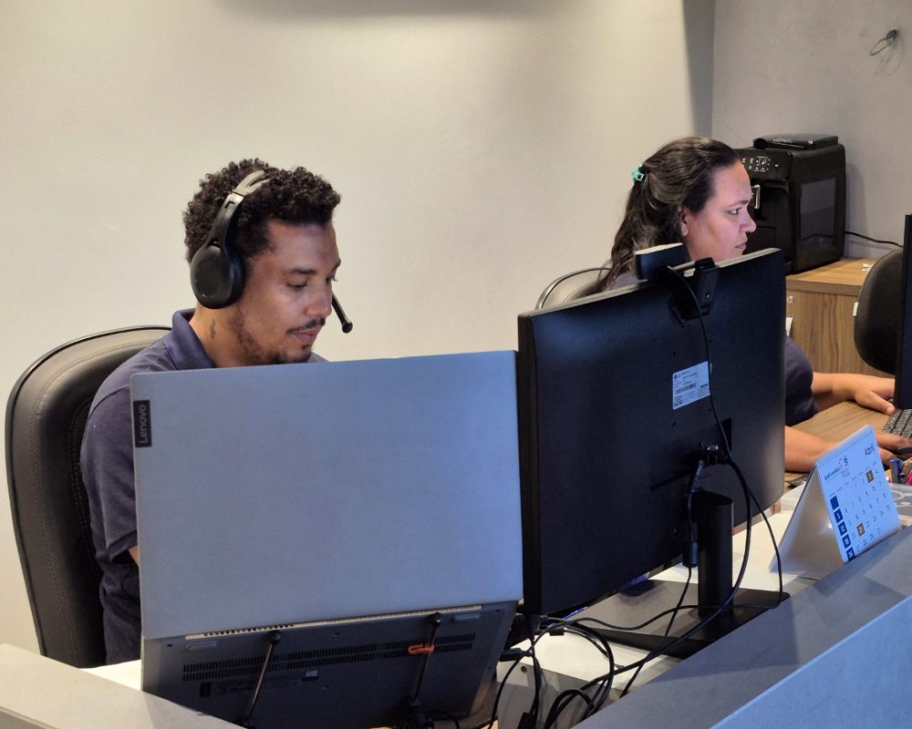 Equipe da Contabilidade Brasiliense em atendimento, com headset, na sede do escritório