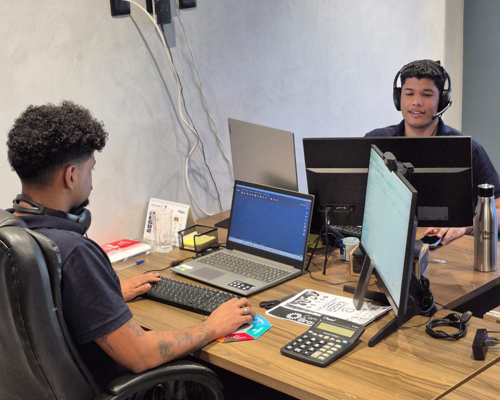 Equipe da Contabilidade Brasiliense trabalhando na operação contábil na sede atual